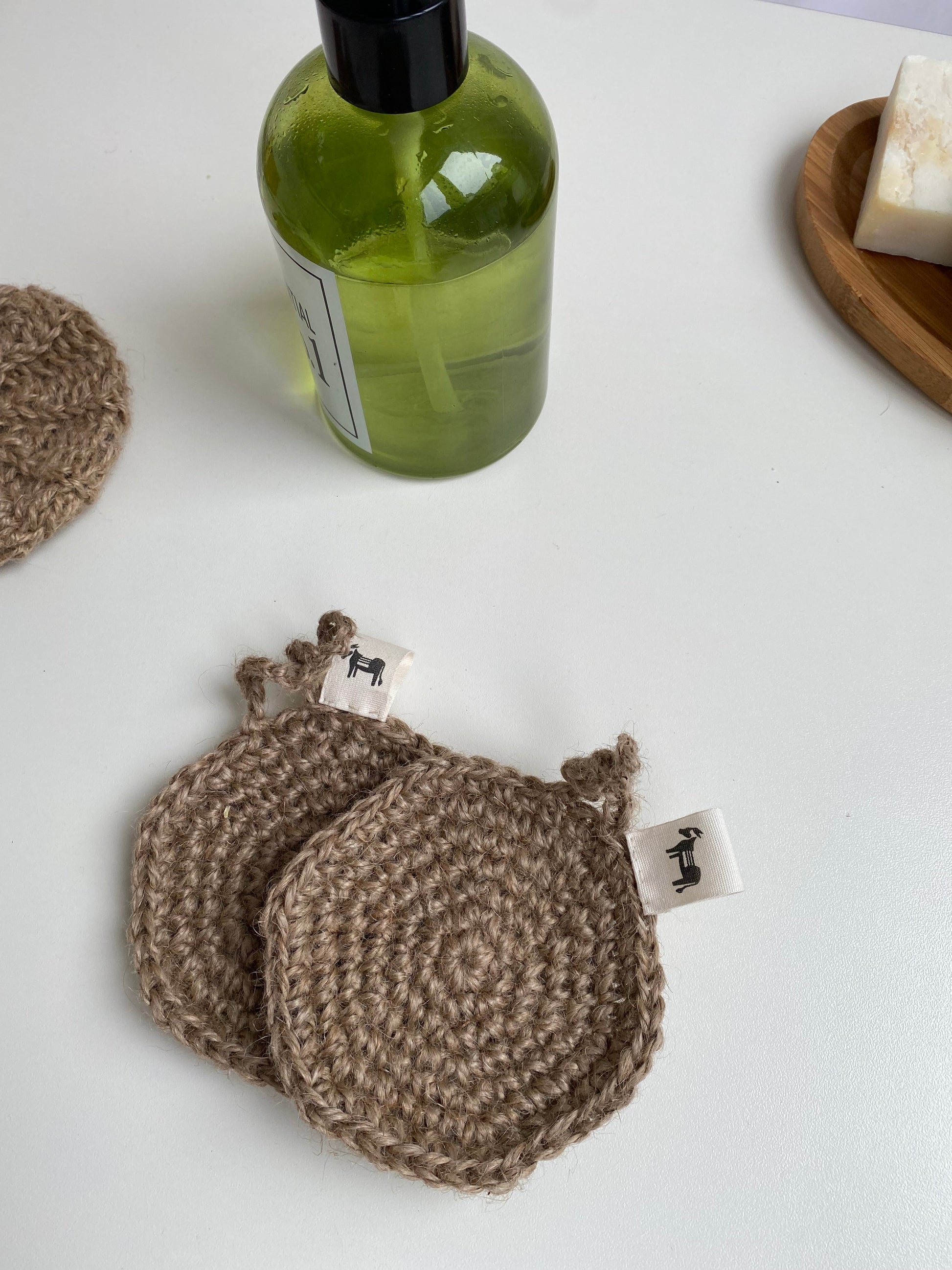 Close-up of the natural fibers in the jute scrubber 'Flat Earth', with a gentle water flow effect.