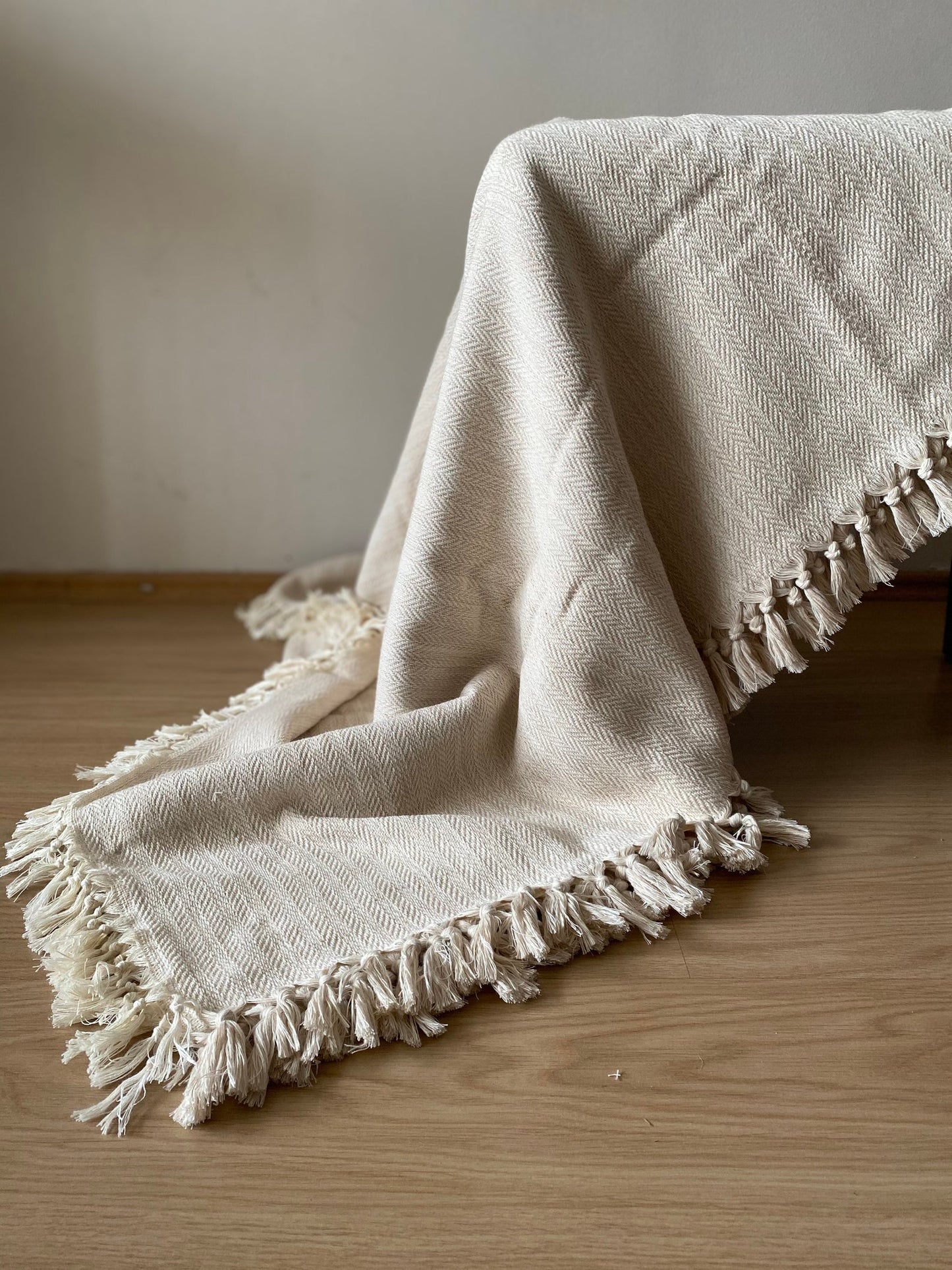Close-up of the handwoven pattern on Handgewebtes Cover « Adana