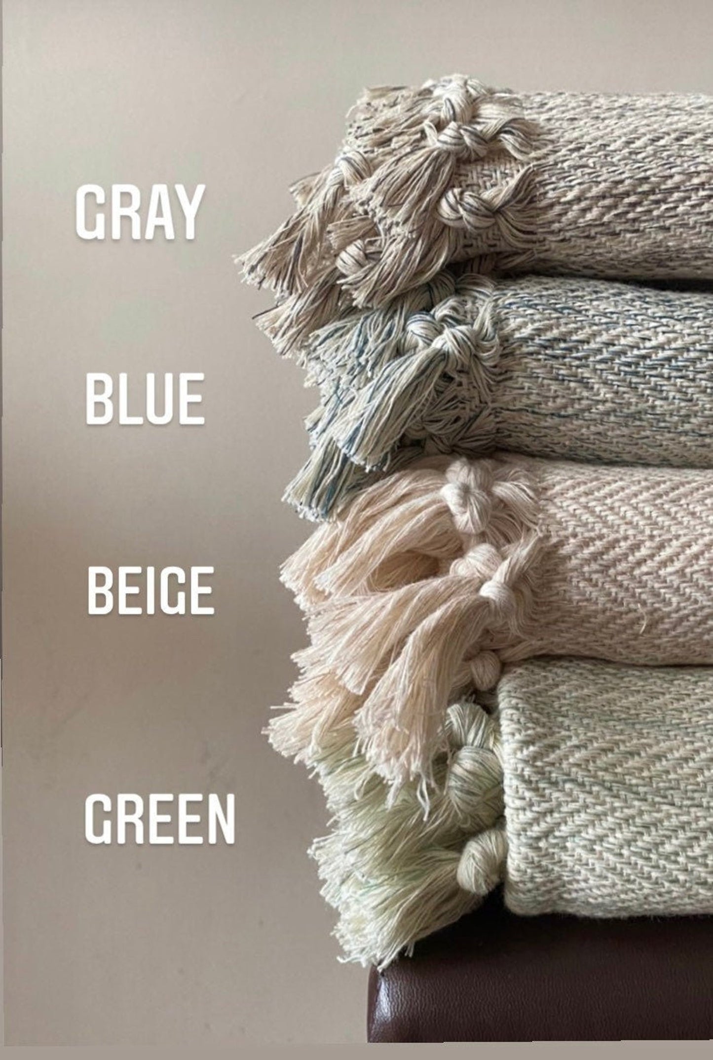 Handgewebtes Cover « Adana hanging on a wall in a living room setting