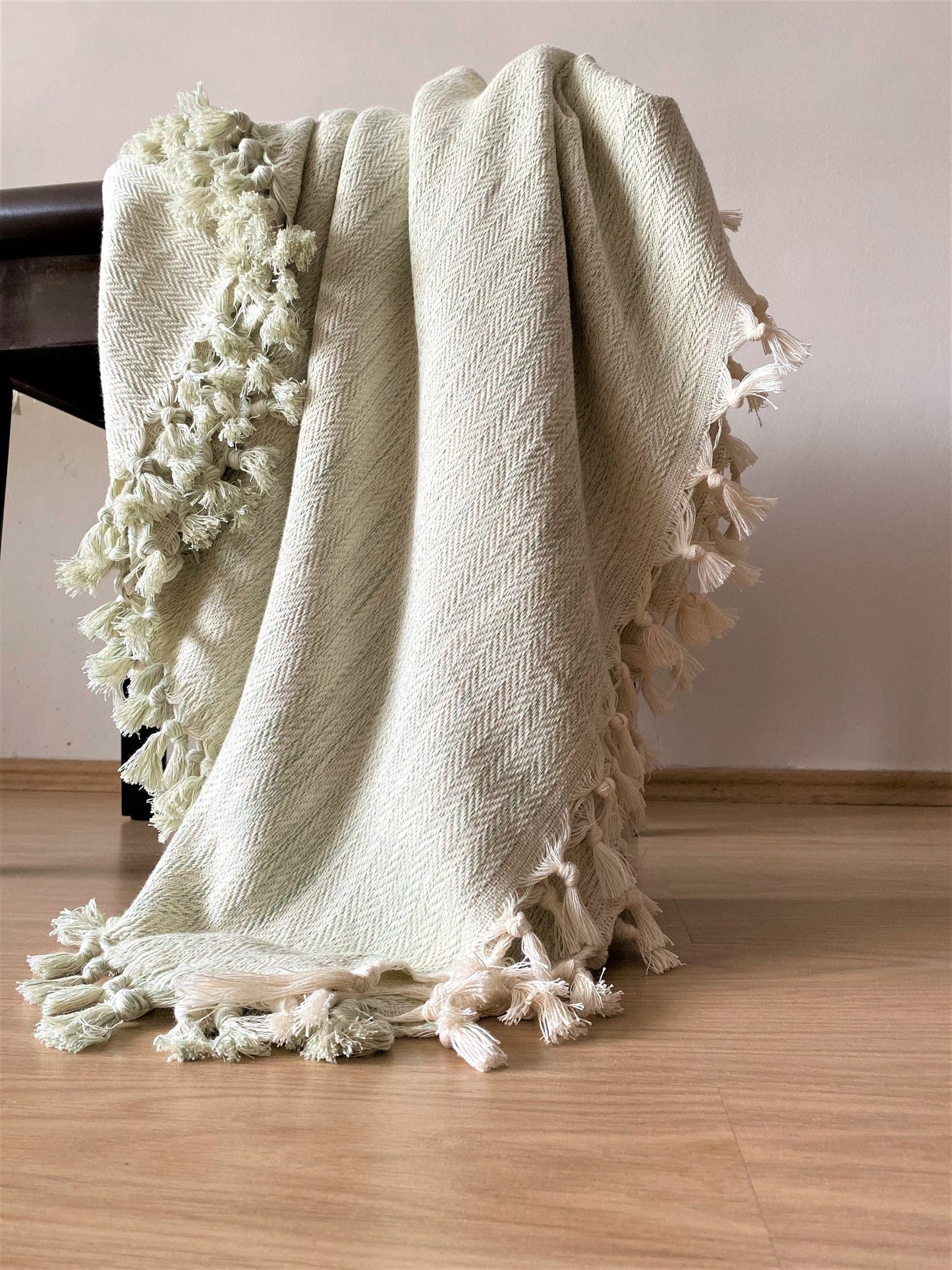 Handgewebtes Cover « Adana draped over the back of a chair in a bedroom