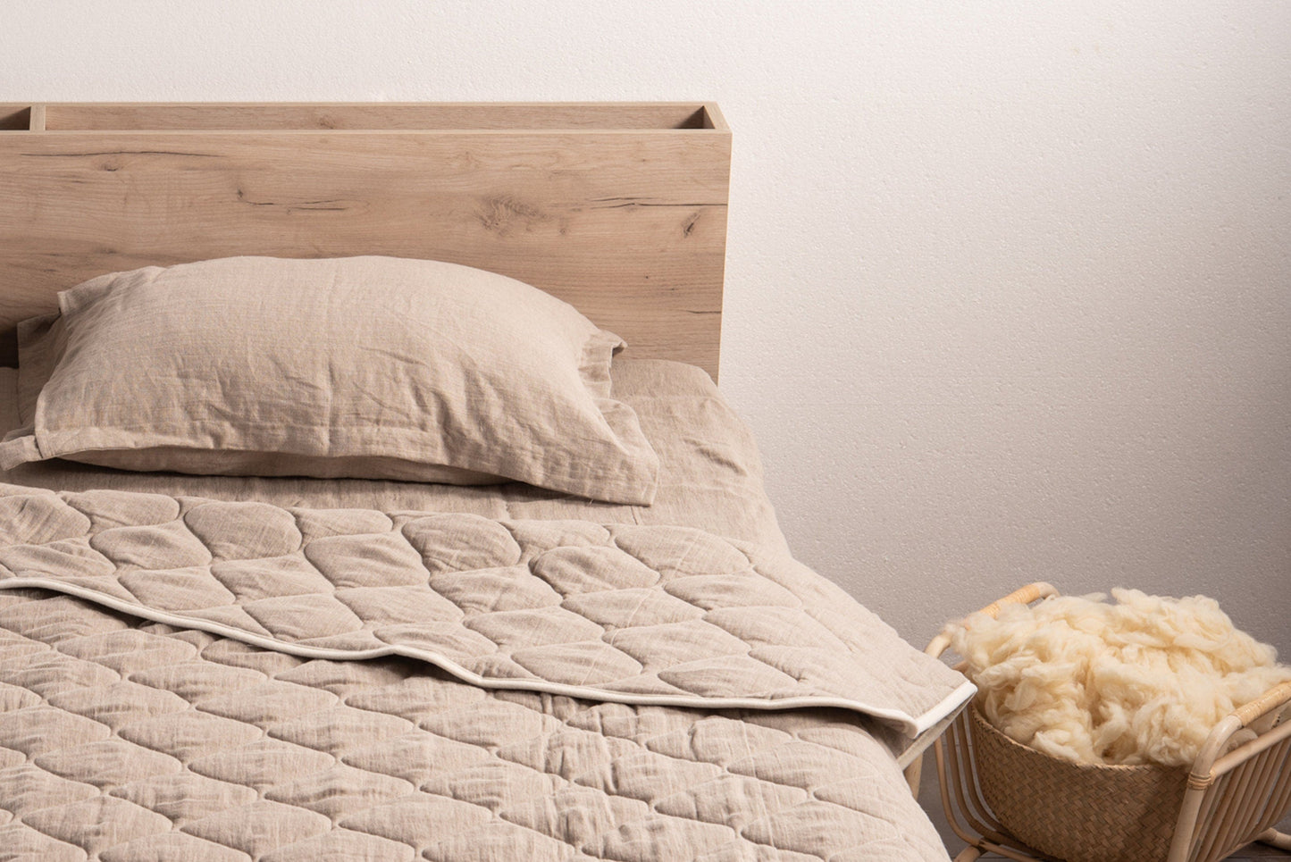 Pillowcase details: Oxford type design and zipper closure
